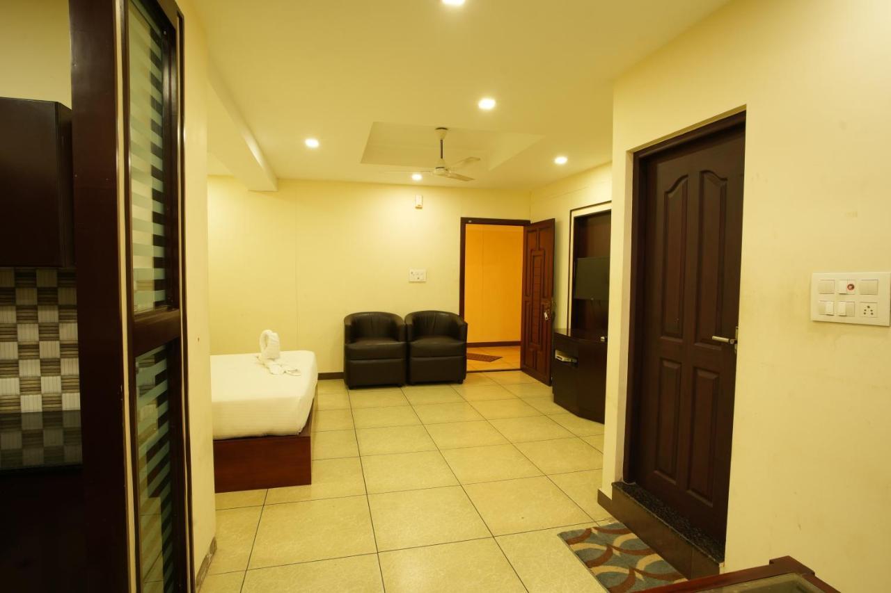 K V Suites Kochi Exteriör bild