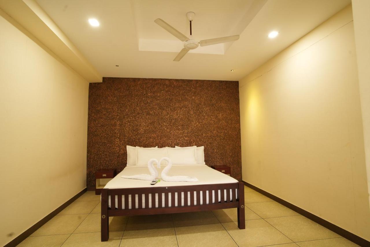 K V Suites Kochi Exteriör bild