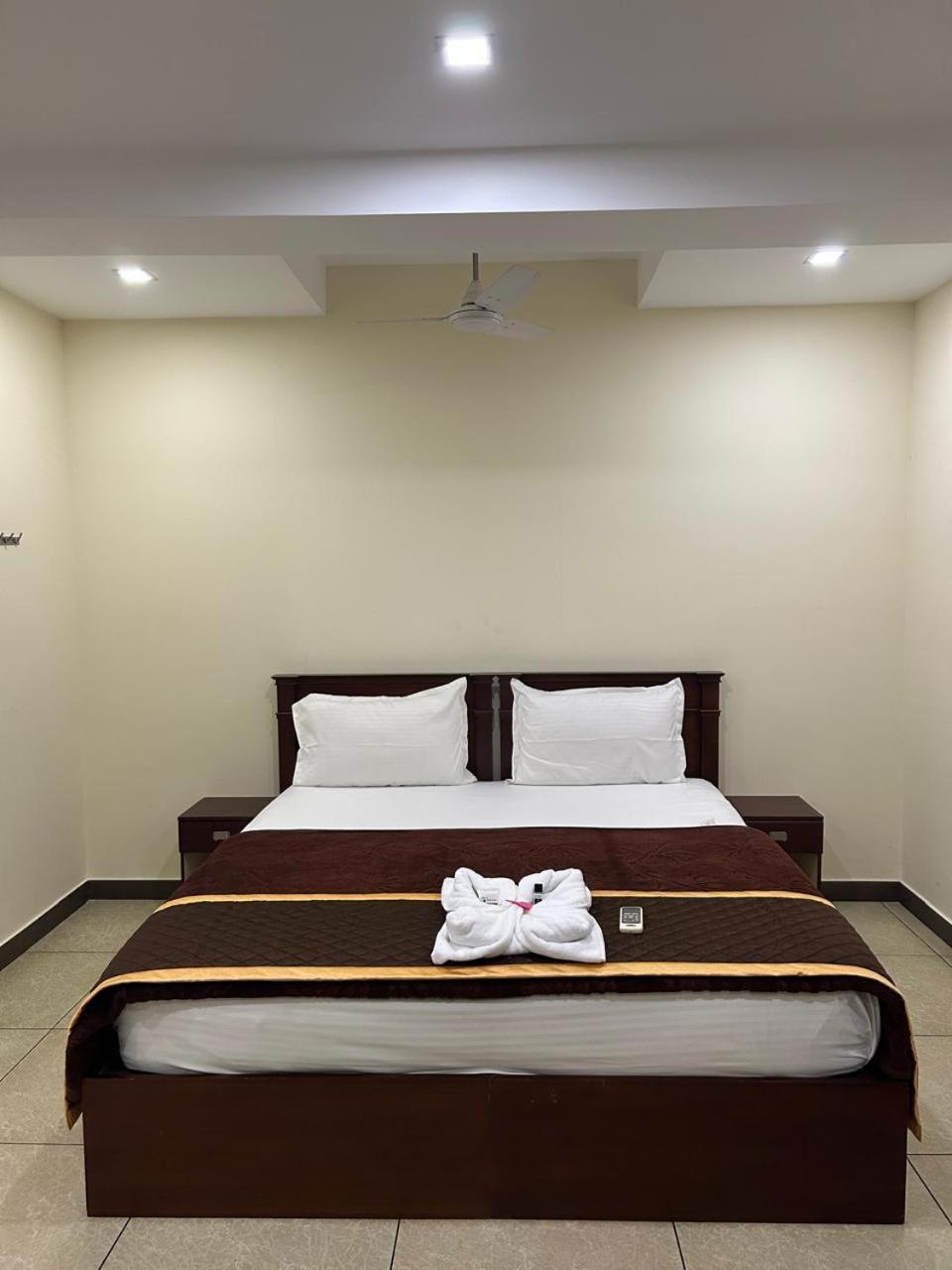 K V Suites Kochi Exteriör bild
